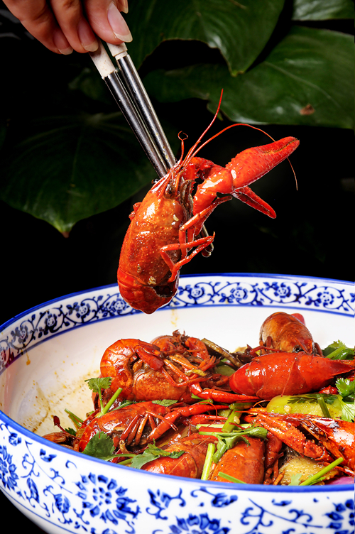 一天賣3噸！排隊(duì)七千桌！夏季超火小龍蝦來(lái)啦(圖2)