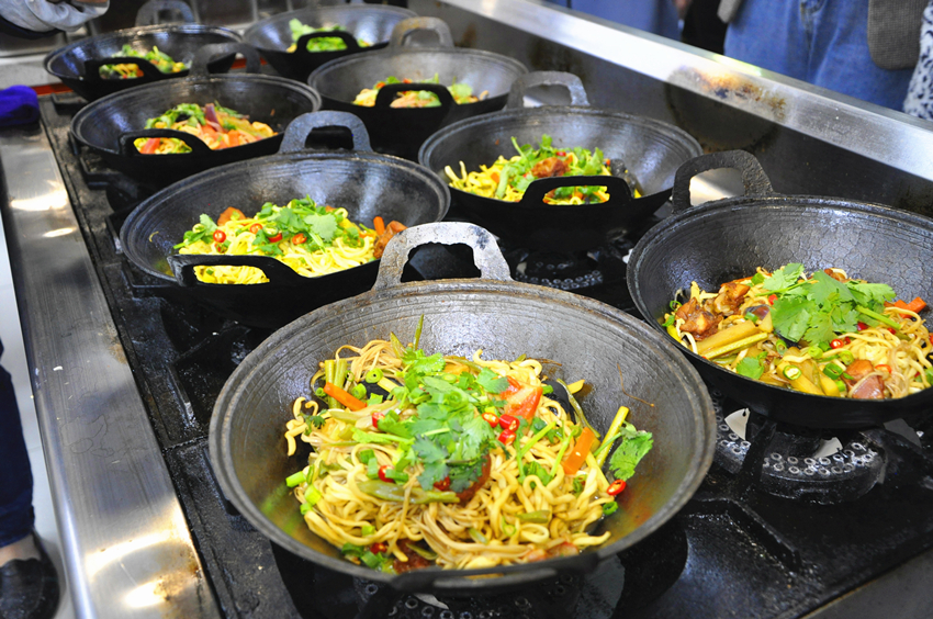 這家快餐店生意好，因為老板常說四句話