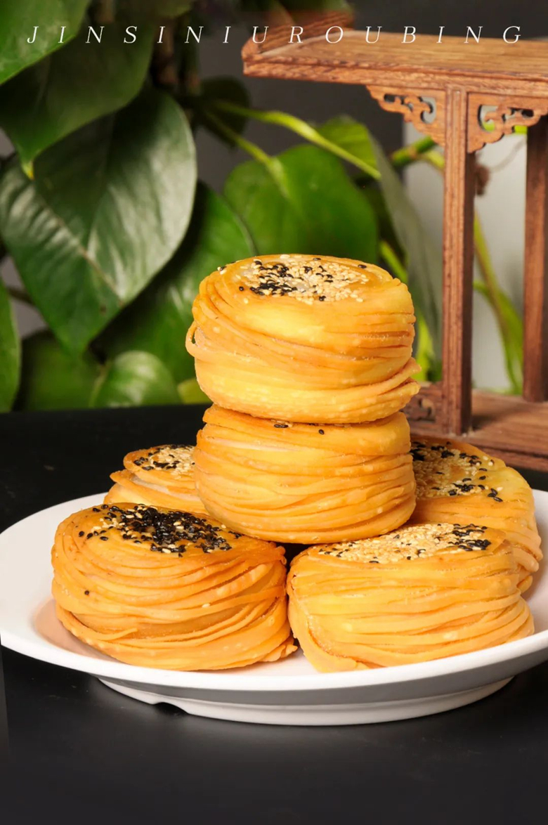 據(jù)說，街上排隊(duì)最長的，不一定是做核酸，可能是買金絲牛肉餅~(圖4)