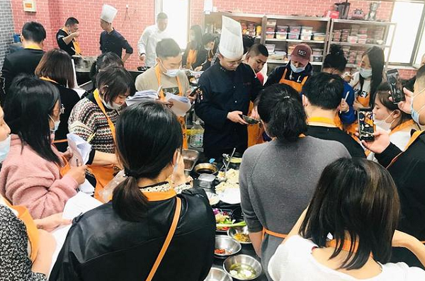 想學(xué)餐飲技術(shù)去哪里最好？選擇廚仟藝走向成功之路(圖2)