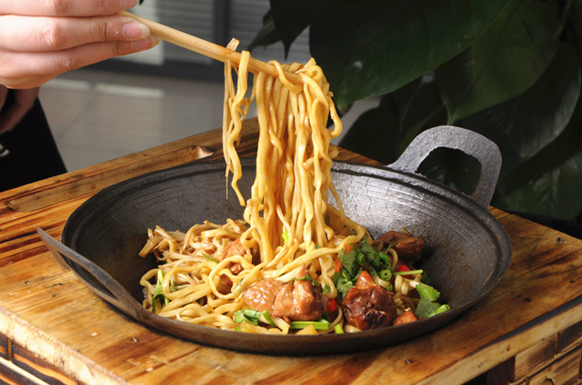 鐵鍋燜面培訓(xùn)：學(xué)習(xí)制作美味的中國傳統(tǒng)美食