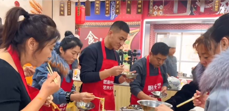 15天速成廚師培訓(xùn)班，美味生涯新起點(diǎn)！(圖1)