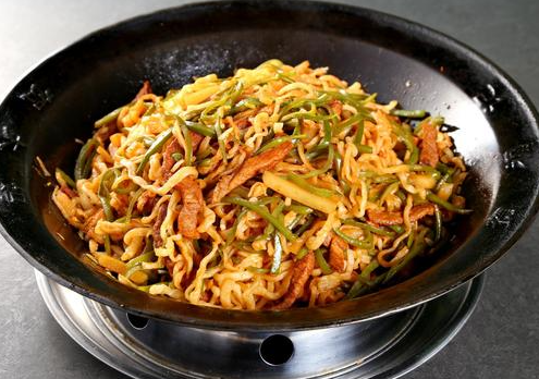 學(xué)鐵鍋燜面去哪里學(xué)？鐵鍋燜面培訓(xùn)去哪里
