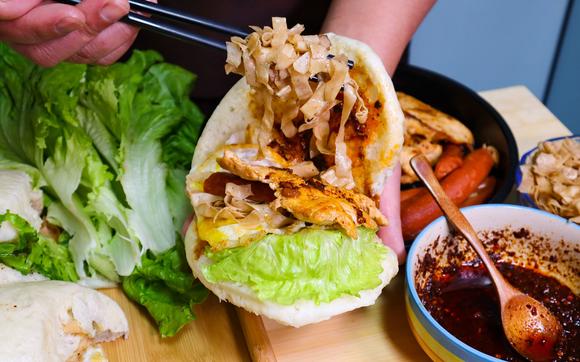 想學(xué)正宗月亮饃？月亮饃小吃培訓(xùn)去哪里？學(xué)費(fèi)低到離譜，創(chuàng)業(yè)者都在搶著報(bào)名！(圖1)