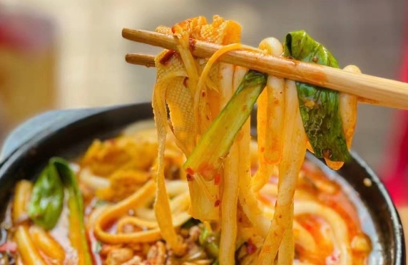 去哪學(xué)砂鍋土豆粉好？成就創(chuàng)業(yè)的美食之旅(圖2)