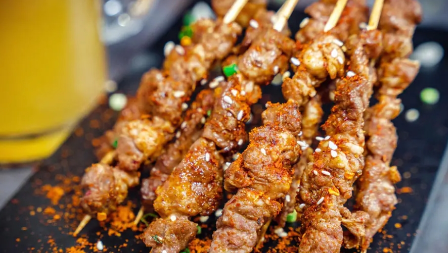 學(xué)烤羊肉串哪里正宗？免加盟烤串技術(shù)培訓(xùn)