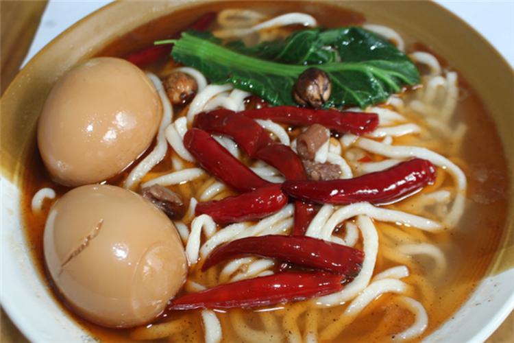 正宗牛肉板面制作，配料與熬制視頻詳解，輕松上手！