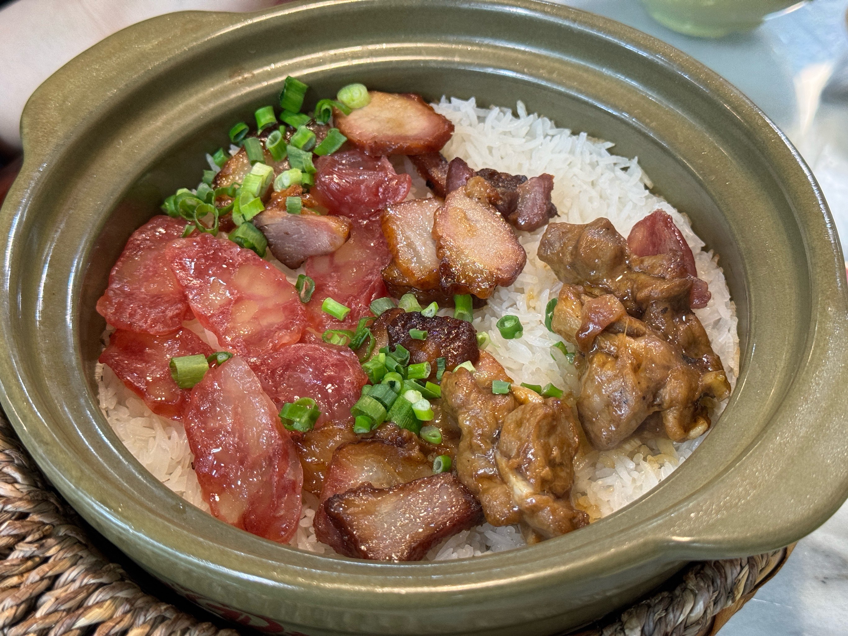 廣東人煲仔飯的秘訣，臘腸和醬汁搭配這樣做，比飯店還香！(圖3)