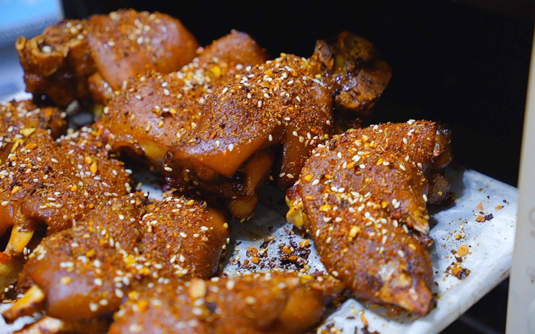 烤豬蹄的做法：讓美味直達(dá)味蕾的燒烤神器(圖2)