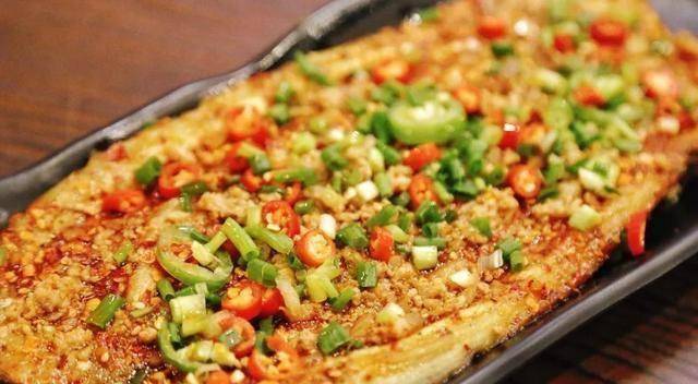 炭火烤茄子的做法：讓燒烤更具風(fēng)味的經(jīng)典菜品(圖2)