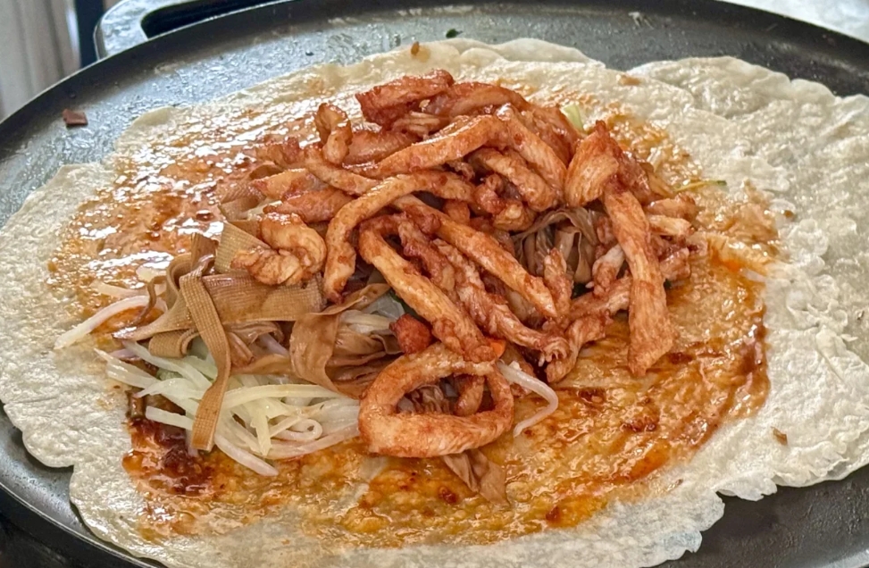 鹵肉卷餅是哪里的小吃？學(xué)會(huì)正宗工藝，天天爆賣賺錢！(圖2)