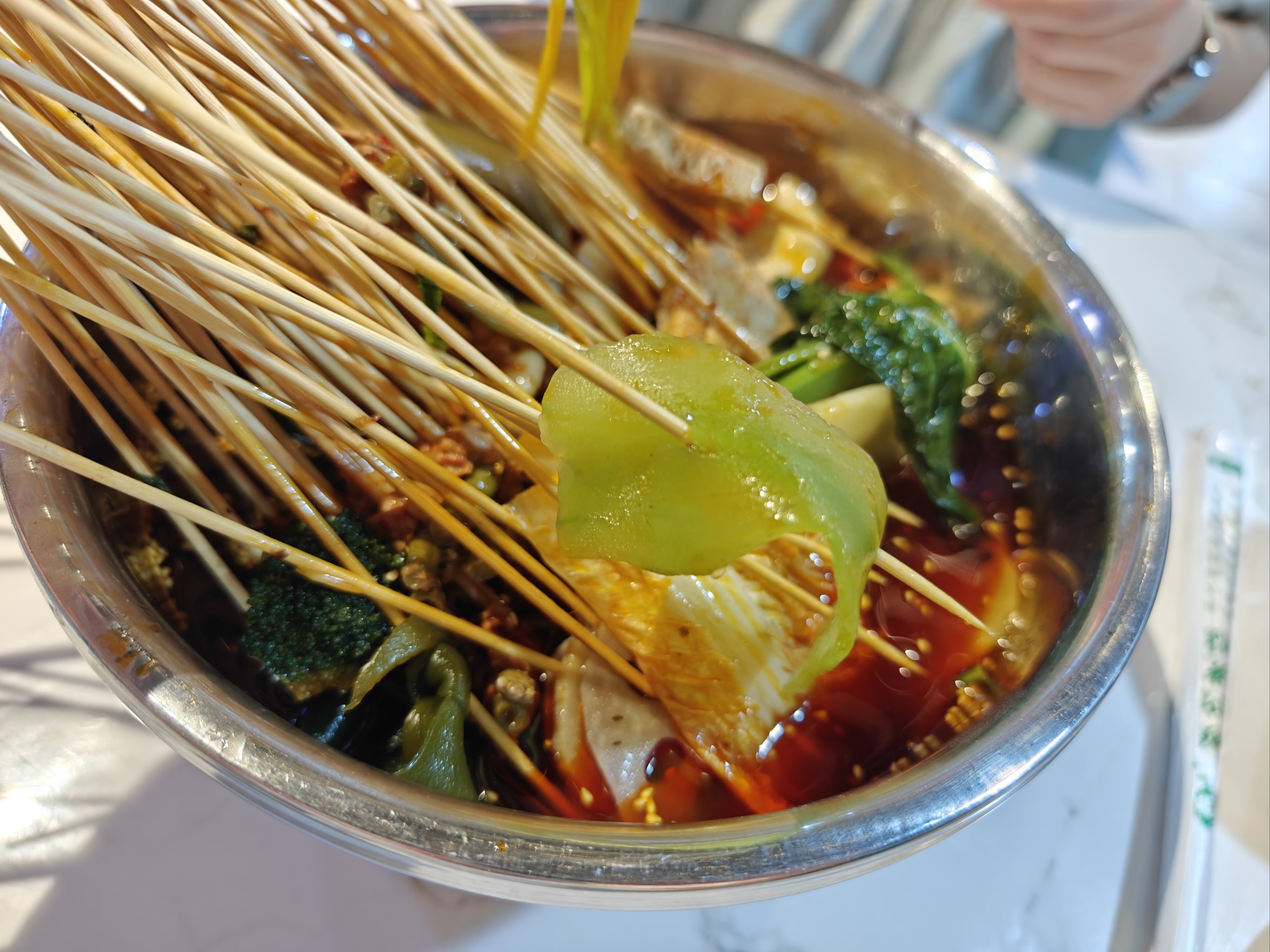 冷鍋串串是穿好在煮的嗎？小吃這么賣，顧客才愿排隊(duì)！(圖3)