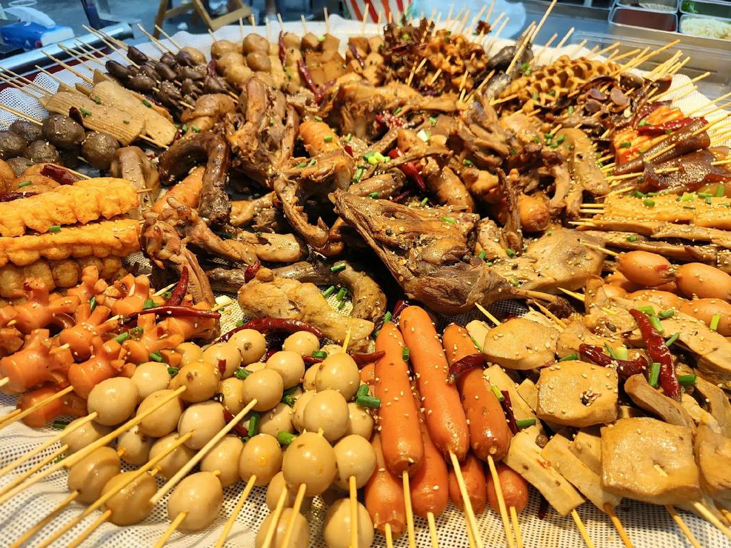 擺攤賣(mài)一元一串麻辣燙，能賺錢(qián)嗎？深度解析“薄利多銷(xiāo)”模式下的利潤(rùn)玄機(jī)！