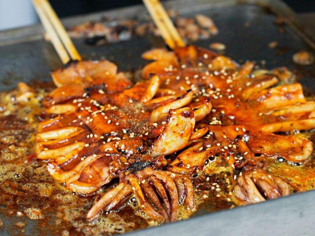 鐵板魷魚的做法和配料:揭秘擺攤爆款,在家也能做出月入過萬的味道!(圖2) 鐵板魷魚的做法和配料:揭秘擺攤爆款,在家也能做出月入過萬的味道!(圖2)