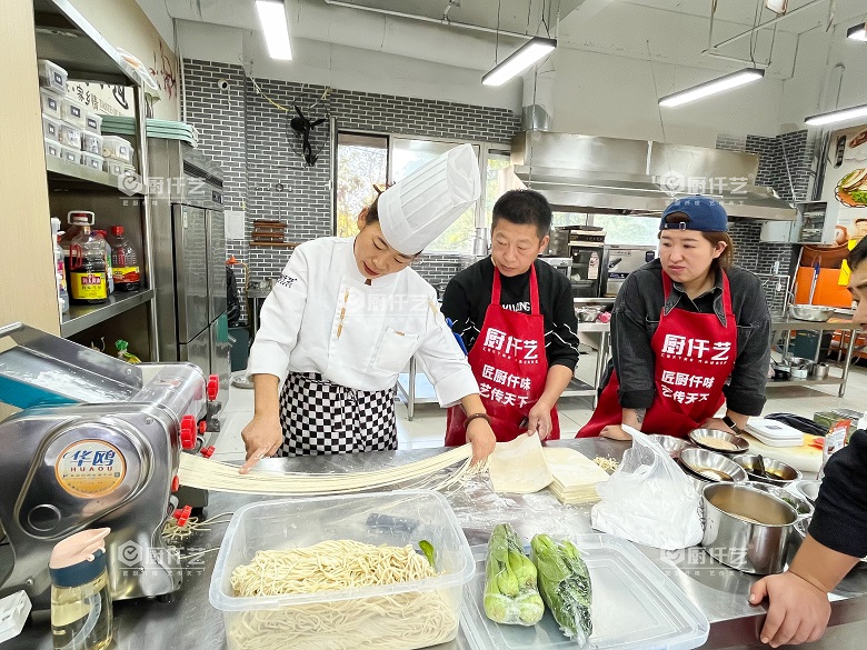 大學(xué)食堂檔口做什么比較好？選對品類，比位置更重要(圖2)